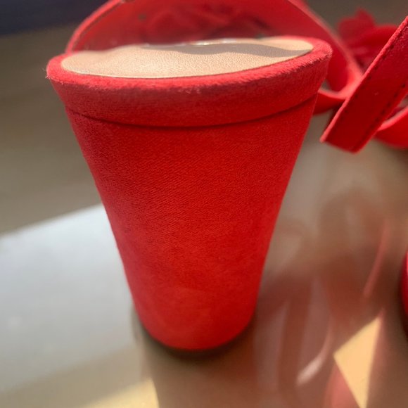 Never worn, coral red floral sandals, size 8 - Picture 5 of 14